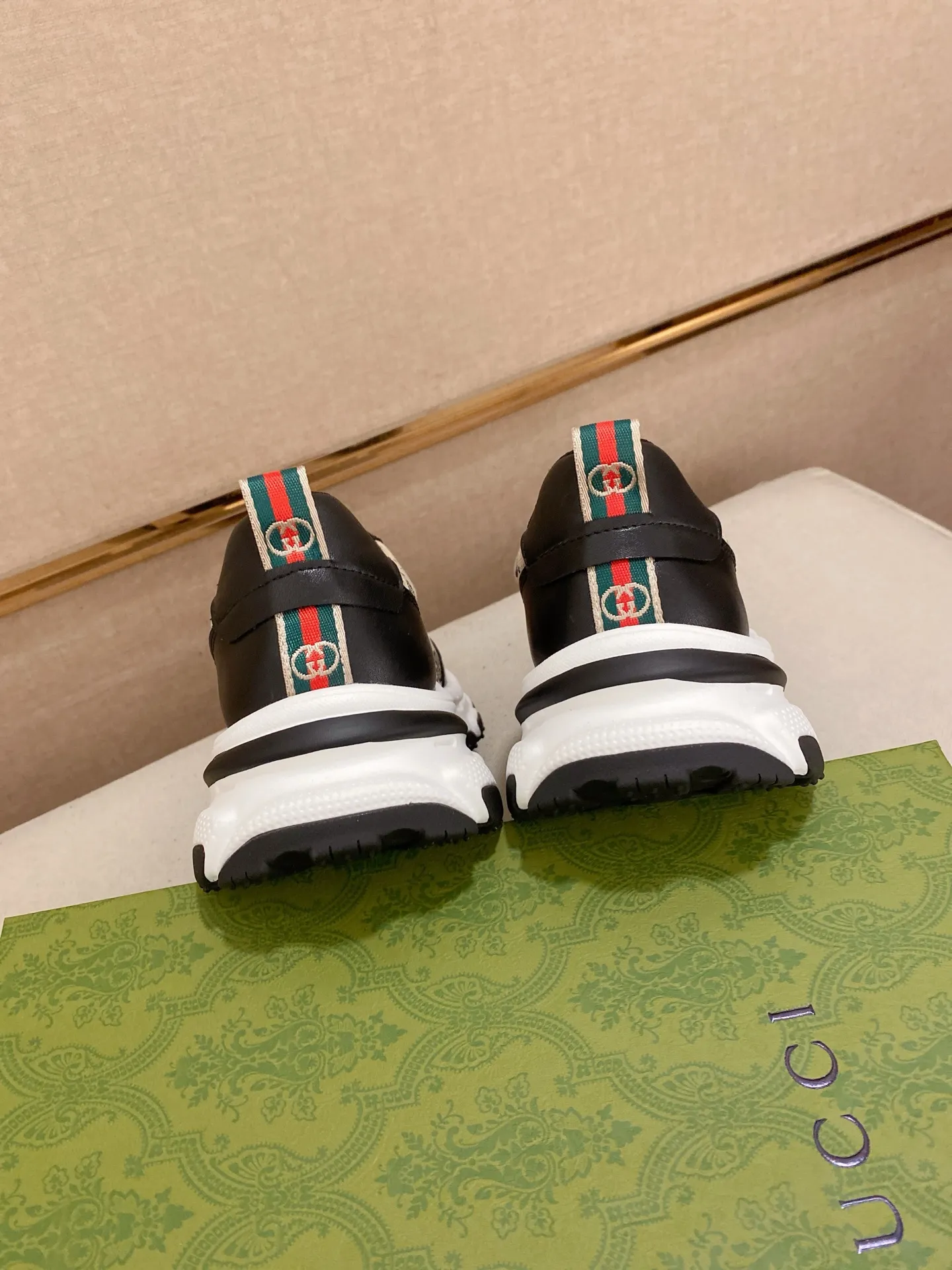 Men's shoes 💰 442 💰 High-quality new GUCCI counters are on the market at the same time. The new men's shoes, 😘fabrics are selected imported cowhide, lining: mesh breathable lining. 👍🏿 High-end ☄️ air-cushion molded anti-slip rubber outsole, exquisite lines, simple and elegant, comfortable and high-end for leisure travel. Code number: 38 to 44 (45 can be customized and cannot be returned or exchanged)